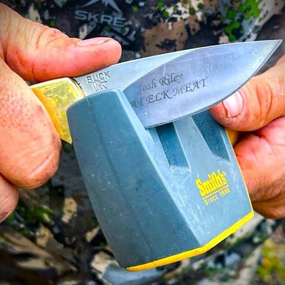 Sharpening a fixed blade skinning knife with a smith knife sharpener